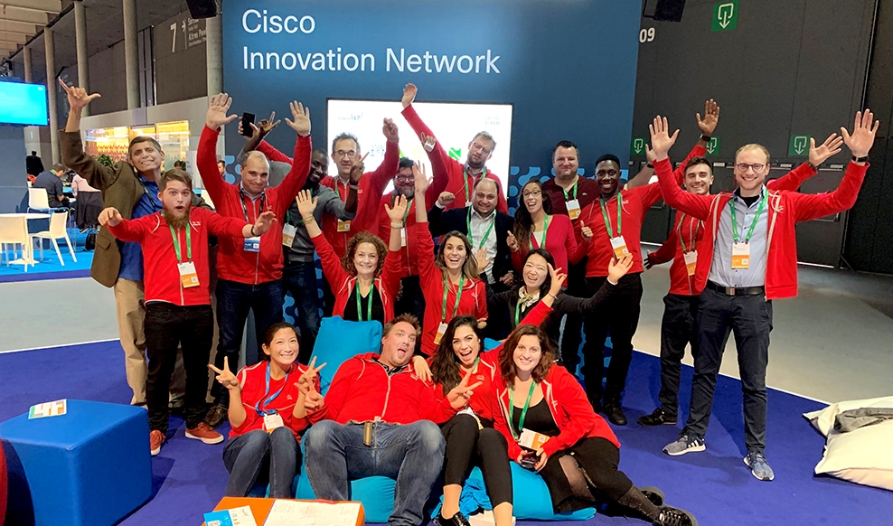 Large group of people huddled together at the Cisco Innovation Network Forum.