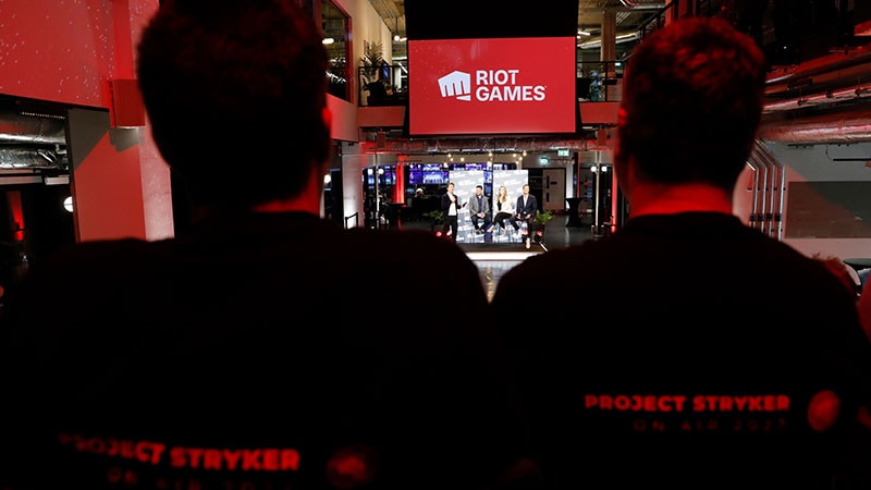 Am „Project Stryker“ beteiligte TechnikerInnen verfolgen die Enthüllung des neuen Netzwerk-Hubs von Riot Games
