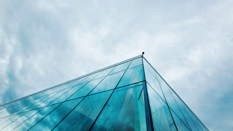 Edificio del Data Center con cielo azul de fondo
