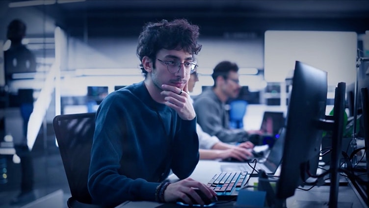 Benutzer, der die Sicherheitsumgebung seines Unternehmens an einem Desktop-Computer überwacht