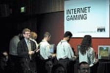 思科负责对外合作发展的高级副总裁Dan   Scheiman正在新一代路由器CRS-1上演示大流量网络游戏。