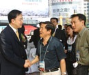 与客户交谈