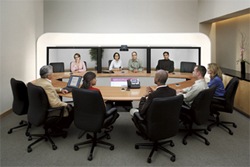Cisco TelePresence ���ꂽ�ꏊ�ɂ���l���m���A������Ԃɂ���悤�Ȋ��o�ŉ�b���ł��܂��B