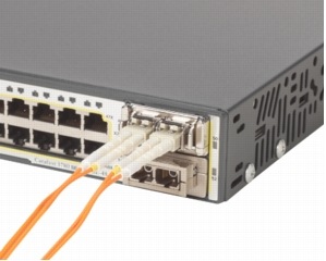 �} 3 Cisco TwinGig �R���o�[�^ ���W���[���ɂ���āA�X�C�b�`���A�b�v�O���[�h���邱�ƂȂ��A�M�K�r�b�g �C�[�T�l�b�g �A�b�v�����N���� 10 �M�K�r�b�g �C�[�T�l�b�g �A�b�v�����N�ւ̈ڍs���\