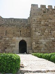 http://upload.wikimedia.org/wikipedia/en/thumb/d/d8/Byblos_Castle.jpg/180px-Byblos_Castle.jpg