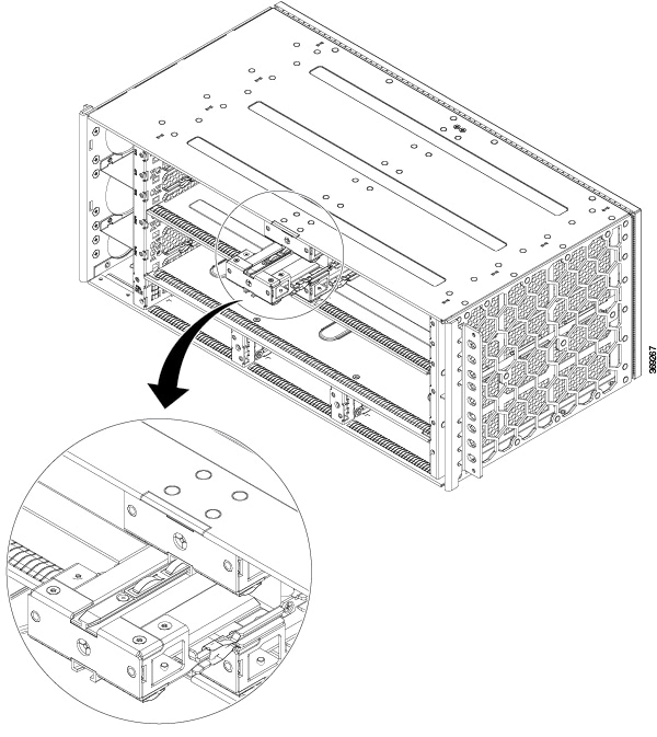 この図は、ルータの IM スロットから IM センター ブラケットを取り外す方法を示しています。