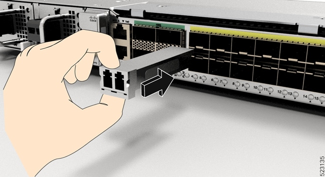 ルータのポートへのベールクラスプ SFP モジュールの取り付け