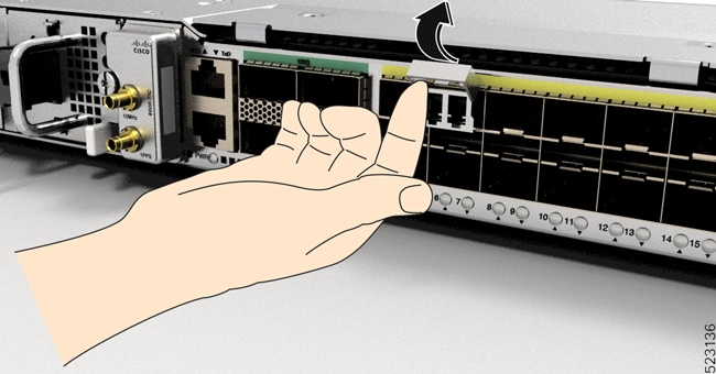 ルータからのベールクラスプ SFP または SFP+ モジュールの取り外し