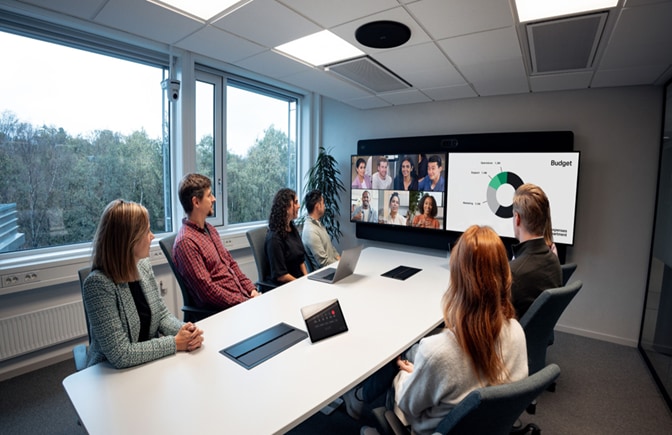 A Room Kit EQX with 65” dual screens in combined deployment with a Ceiling Microphone Pro for directional speech capture.