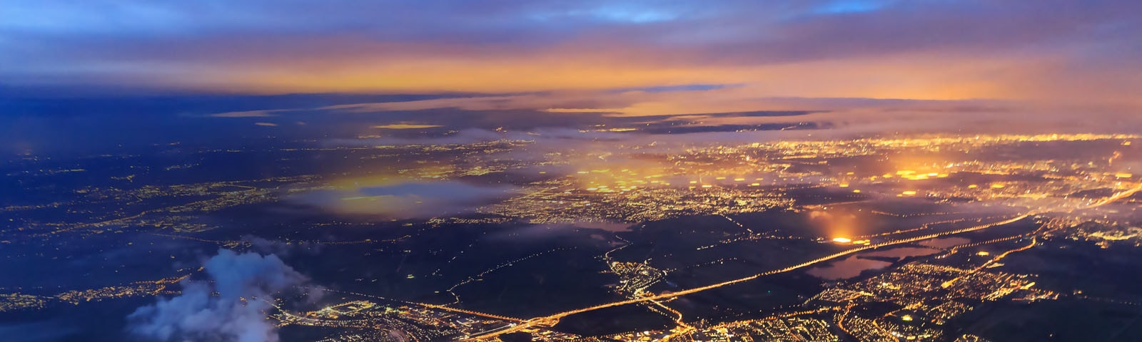 Vue aérienne d'une ville la nuit