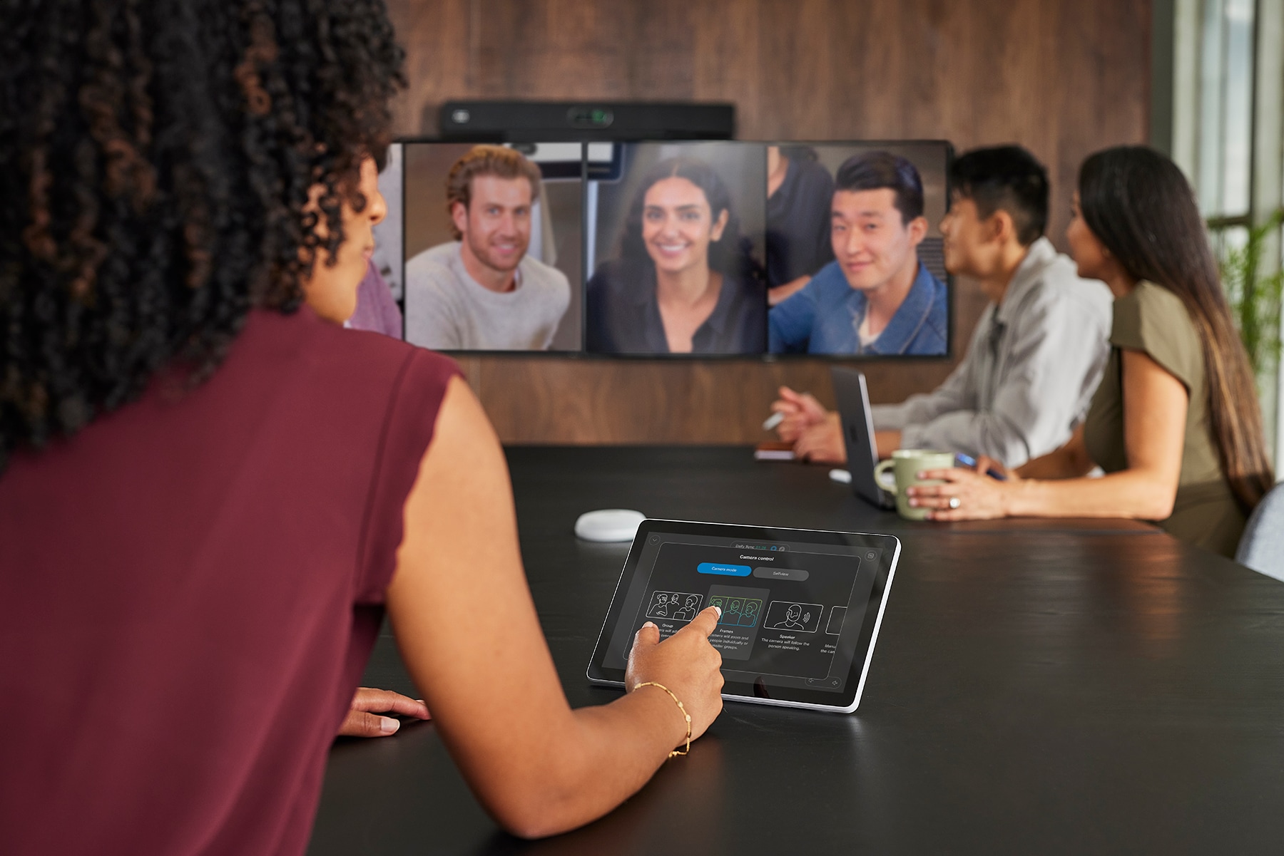 Cisco Room Navigator for Table unit used as a touch controller in a Cisco Room Bar Pro deployment