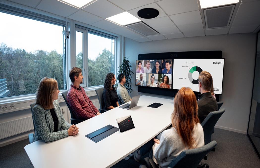 A Room Kit EQX with 65” dual screens in combined deployment with a Ceiling Microphone Pro for directional speech capture.