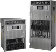 図 1 Cisco NCS 4016 シャーシ：ドアを閉めた状態（左側）とドアを開けた状態（右側）