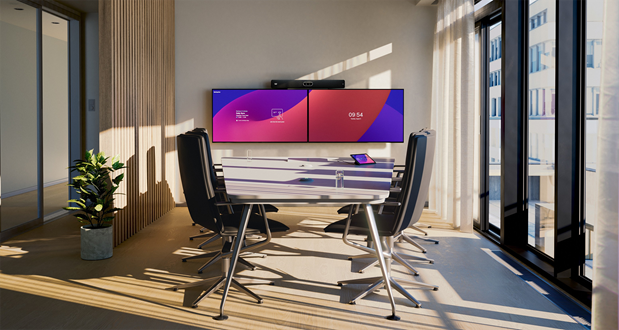Boardroom met vergadertafel, groot scherm en videoconferencingapparatuur