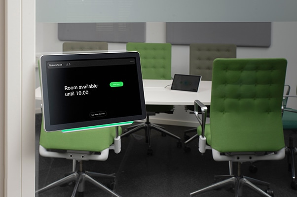 Salle de réunion de bureau vide avec Webex Room Navigator