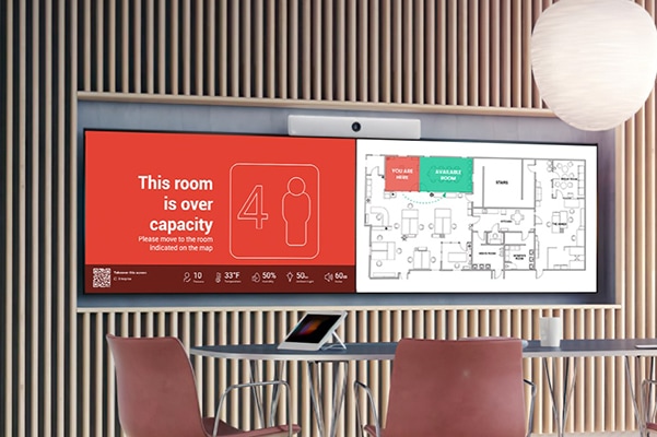 Kit Cisco Webex pour salles de réunion avec grands écrans, tables et chaises
