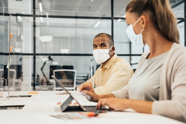 Homem e mulher usando EPI no espaço de trabalho