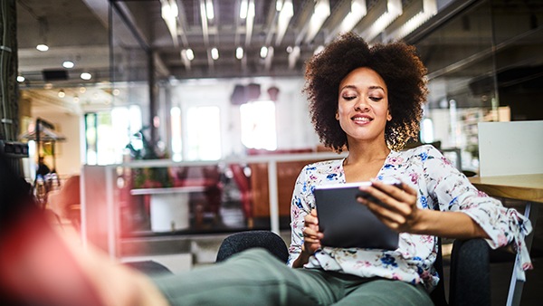 Frau, die auf ein Tablet schaut