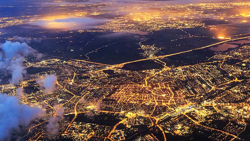 Luftbild einer Großstadt bei Nacht