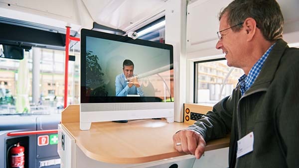 Medibus doctor uses Webex to call colleague