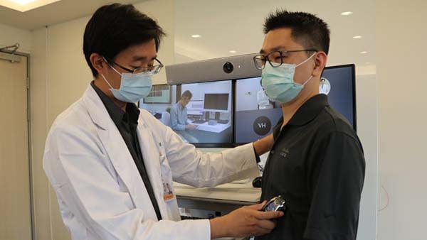 A doctor and a patient in a smart health set-up 
