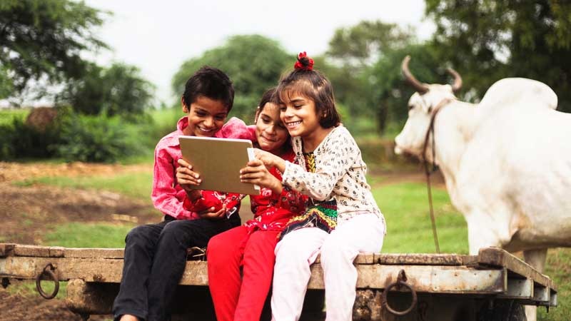 Responsabilidad social corporativa: niños que usan la tecnología