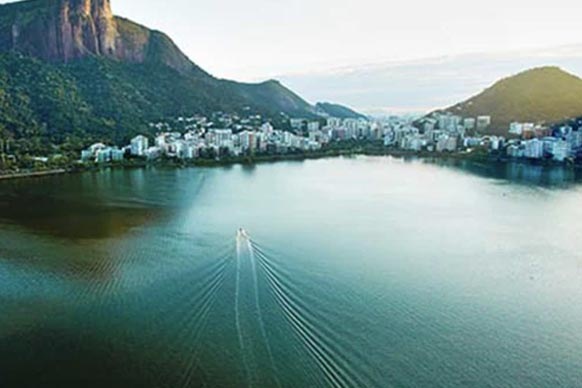Región costera y montañosa de Brasil con viviendas rodeadas de agua