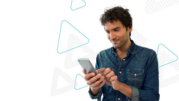 Un homme utilisant un appareil mobile pour magasiner en ligne