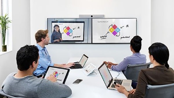 Cisco Webex でコラボレーションする同僚たち