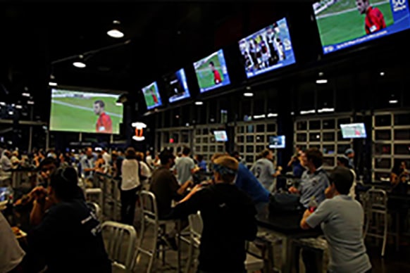 Cisco Stadium Vision 試合が目の前で展開するような 臨場感を味わえるビデオや デジタル コンテンツを 提供します。