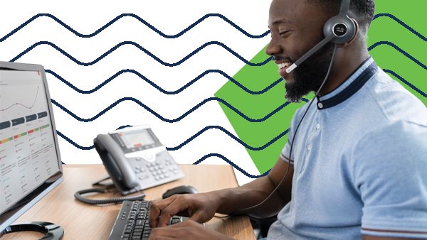 Man met headset op aan het werk op een computer