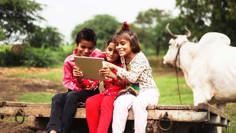 Företagets sociala ansvar — barn som använder teknik