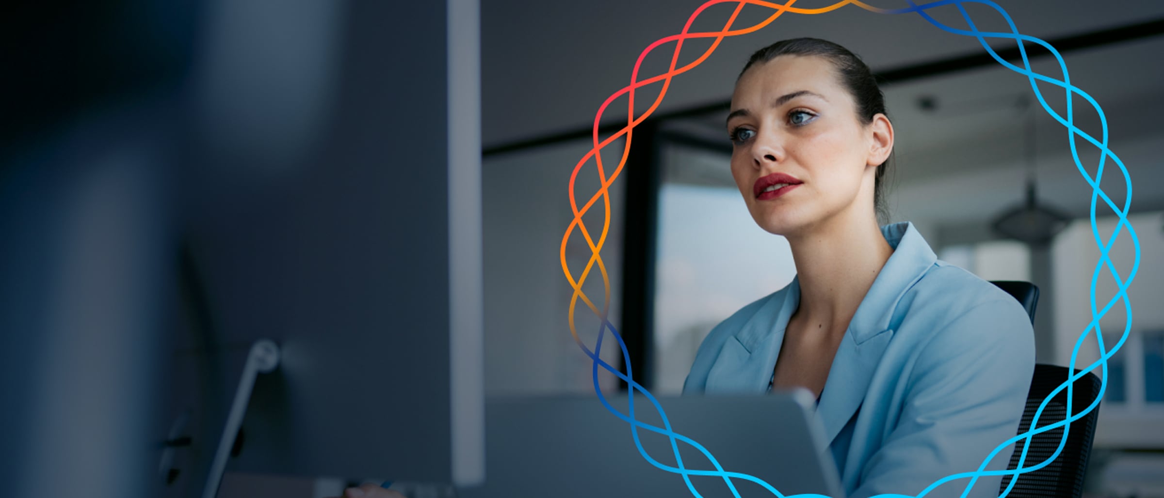 رجل أعمال يشاهد برنامج Cisco Partner Incentive على شاشة كمبيوتر