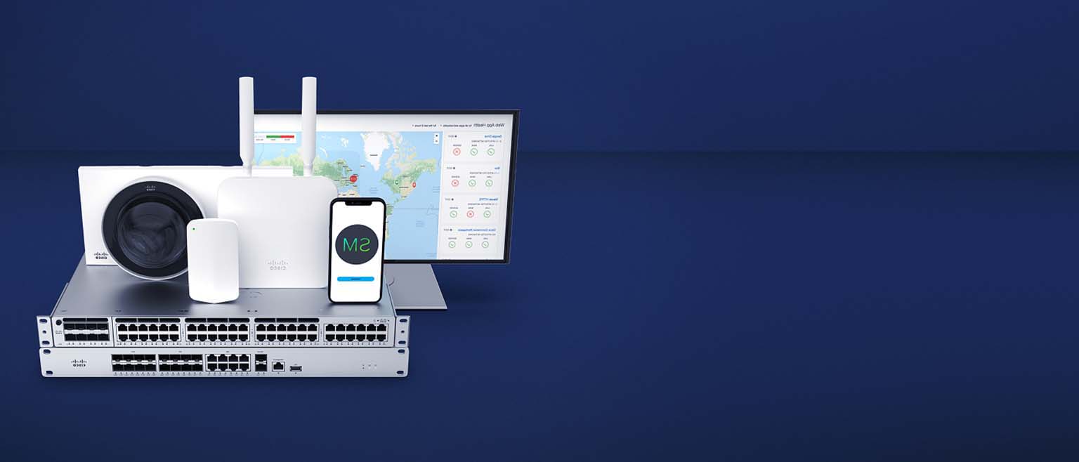 أجهزة شبكات Cisco، بما في ذلك المبدّلات ونقطة الوصول والكاميرا، بجوار شاشة تعرض لوحة معلومات حالة تطبيق الويب وهاتف يحمل شعار SM.