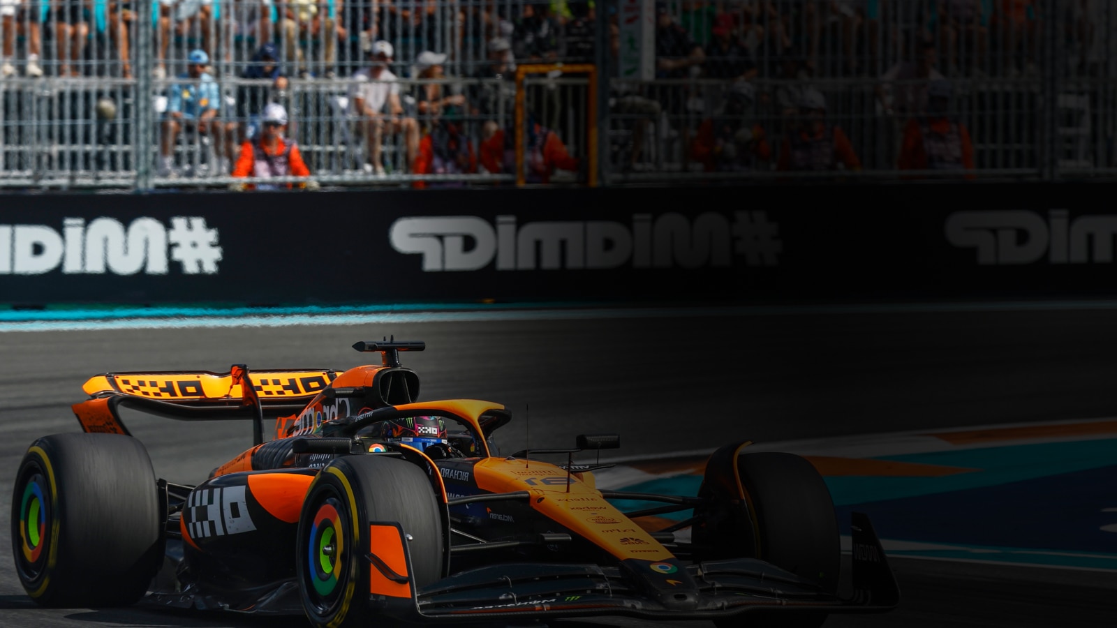 سيارة سباق McLaren Formula 1 على الحلبة في سباق الجائزة الكبرى بميامي خلال موسم 2025.