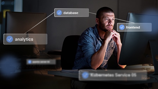 um homem olhando para um monitor com análises, banco de dados e cópia de frontend sobre a imagem