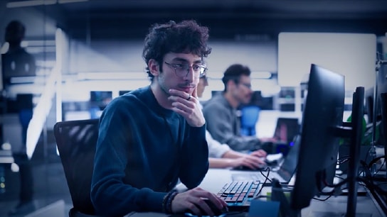 Homme regardant un ordinateur
