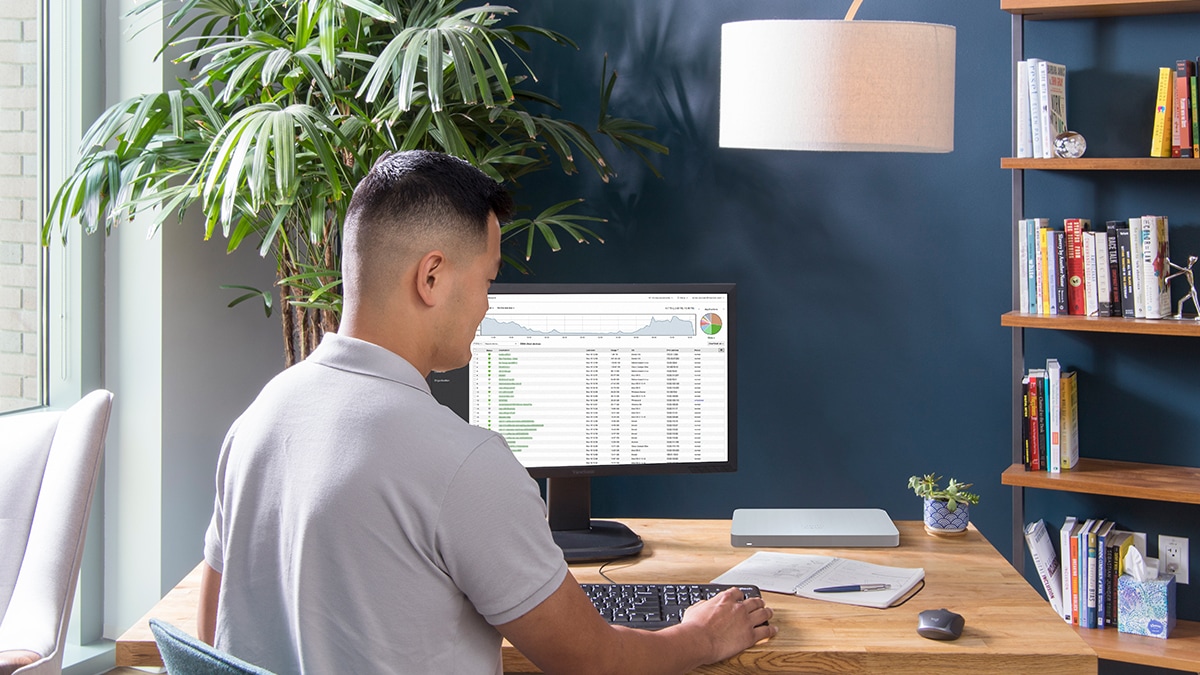 Cisco Meraki MX75 を使用してオフィスで作業している人物