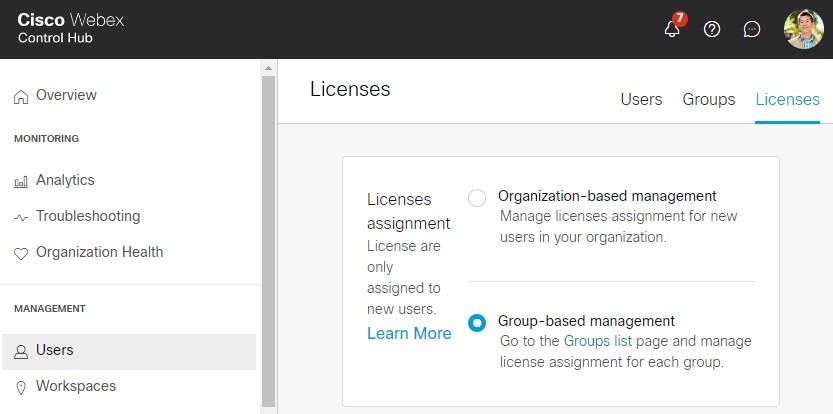 Captura de pantalla de la página Licencias en control Hub, que muestra la opción para elegir el modo de asignación de licencias.