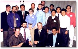 1999年2月，VoIP研发队伍获思科先驱奖，钱伯斯和VoIP   Team的成员在一起摆Pose合影。