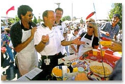 1998年8月，钱伯斯在思科红辣椒烹饪比赛上。